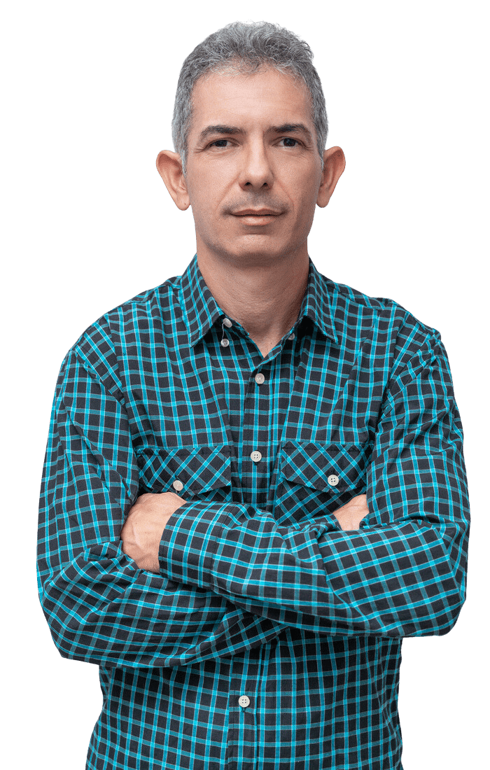 Professor João Augusto Guedes com braços cruzados